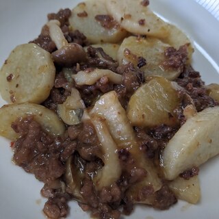 ミンチと山芋としめじの炒め物